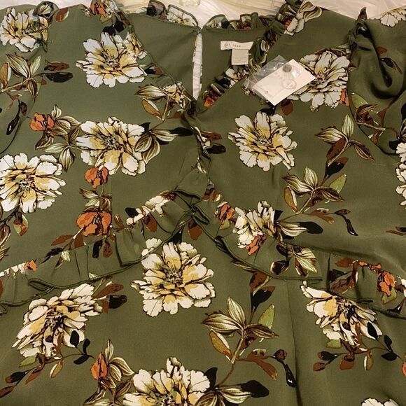 Size medium floral BoHo dress. Two rows of ruffles at the bottom and one - Picture 7 of 9